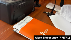 Жыйында бул мыйзамдын айынан " Азаттык Медиа” баштаган бир катар эркин медиаларга карата кысым башталганы белгиленүүдө.