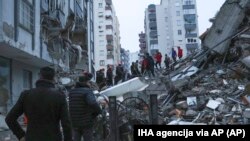 Катуу жер титирөөдөн кийин издөө-куткаруу иштери уланууда.