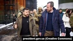 Украинският президент Володимир Зеленски (вляво) и министърът на отбраната на Дания Якоб Елеман-Йенсен в Миколаив (Николаев), 30 януари 2022 г.