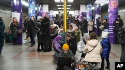 Oamenii refugiați într-o stație de metrou folosită ca adăpost antiaerian în timpul unui atac cu rachete în Kiev, 26 ianuarie 2023