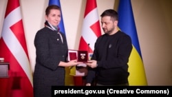 Президент України Володимир Зеленський нагородив прем’єр-міністра Данії Метте Фредеріксен орденом княгині Ольги під час спільного пресбрифінгу. Одеса, 30 січня 2023 року 