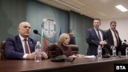 Главният прокурор Иван Гешев (вляво) съобщава за разследването си срещу криптобанката Нексо на 13 януари 2023 г. 12 дни по-късно НАП съобщи, че не открива нарушения в Нексо.