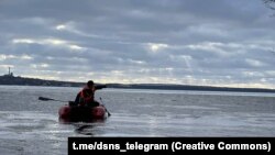 Рятувальники закликали не виходити на кригу, наголосивши, що «навіть міцний, на перший погляд, лід може в будь-який момент не витримати»