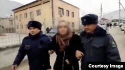 "Турмуш" сайтынын видеосунан алынган кадр. Келиндин бети этикалык себептерден улам жабылды. 