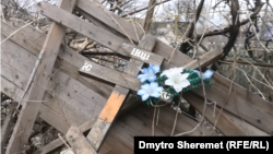 Жителі села Правдине розповідають, що тіла закатованих та вбитих українців окупанти не давали ховати понад місяць