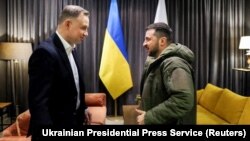 Президент України Володимир Зеленський і президент Польщі Анджей Дуда (ліворуч) у Ряшеві (Жешуві). Фото було оприлюднене 10 лютого 2023 року 