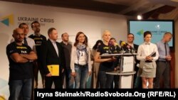 Українські журналісти зібрались, щоб пояснити чому ідуть в депутати, Київ, 15 вересня 2014 року