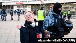 Москвада кармалган демонстрант. 27-февраль, 2022-жыл.