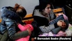 Ukrajnából menekülők Záhonyban 2022. február 27-én. 