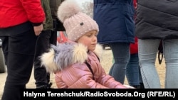 Тисячі громадян України втікають за кордон