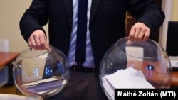 Az országos listák szavazólapi sorrendjének sorsolása a Nemzeti Választási Bizottság (NVB) ülésén, a Nemzeti Választási Irodában 2022. február 26-án