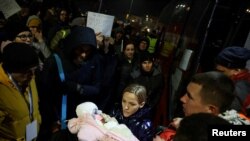 30-річна Оксана з немовлям віком 7 днів на українсько-польському кордоні, Перемишль, 26 лютого 2022 року