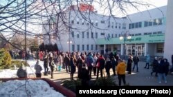 Минскидеги добушкананын алдында нааразылык билдирген жарандар, 27-февраль 2022-жыл. 