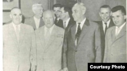 Dictatorul Gheorghe Gheorghiu Dej, cel sovietic, succesorul lui Stalin, Nikita Hrușciov, premierul român, Gh. Maurer și șeful de cadre PMR, Nicolae Ceaușescu. Vizită la Moscova în august 1962, anul eliminării proprietății private din agricultura românească. Arhivele Naționale. 