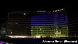 Будівля Європейської комісії, підсвічена кольорами українського прапору, 24 лютого 2022 року