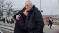 La Vama Siret, Alexandra Masiuchevici, din Kiev, se pregătește să-și ia rămas bun de la tatăl ei.
Bărbatul are 58 de ani și nu poate părăsi Ucraina ca urmare a mobilizării militare generale a bărbaților între 18 și 60 de ani.
