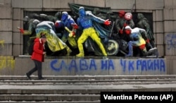 На п’ятий день війни. Пам’ятник радянській армії в столиці Болгарії розмалювали в українські кольори. Софія, 28 лютого 2022 року