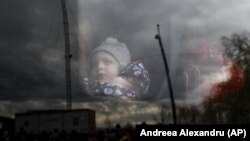 Mulți dintre refugiații care ajung în aceste zile în România sunt copii. Imagine din Vama Siret/jud. Suceava, din data de 28 februarie.