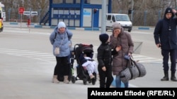 Femei și copii intrând în R. Moldova pe la punctul de frontieră Palanca pe 26 februarie 2022 după ce și-au luat rămas bun poate pentru totdeauna de bărbații și tații rămași acasă.