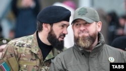 Председатель парламента Чеченской Республики Магомед Даудов и глава Чеченской Республики Рамзан Кадыров (слева направо) во время смотра сил чеченских военных подразделений и спецтехники. Грозный, 25 февраля 2022 года