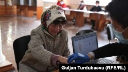 Бул эки округда былтыркы парламенттик шайлоодо “баарына каршы” деген добуш көп болгондуктан, кайра шайлоо дайындалган.