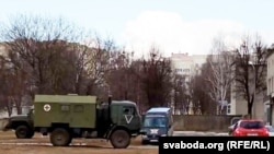 Мозырь шаардык ооруканасынын жанындагы Орусиянын санитардык аскердик машинелери. Көк кичи автобус - ритуалдык кызмат. 28-февраль, 2022-жыл