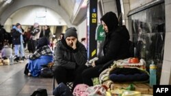 При цьому підземні станції продовжують цілодобово приймати людей як укриття