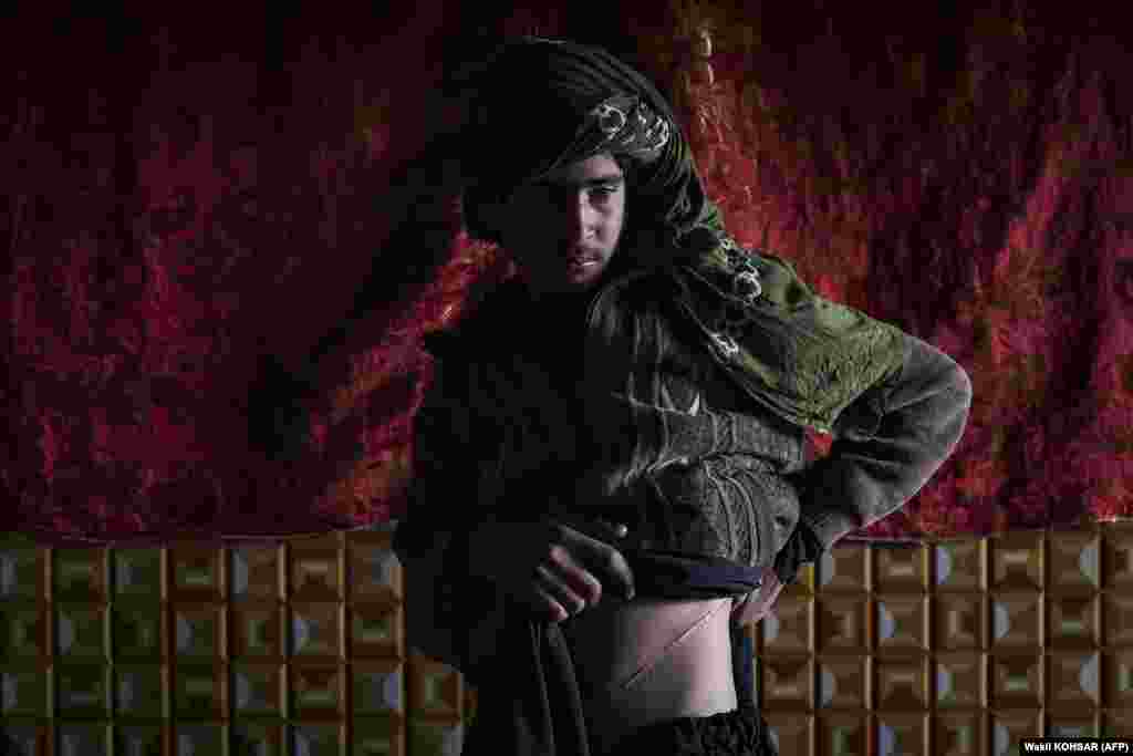 Șomer, înglodat în datorii și zbătându-se dă le dea de mâncare la copii, Nuruddin a simțit că nu are de ales decât să-și vândă un rinichi, devenind unul din mulții afgani dispuși să-și salveze un organ ca să-și salveze familiile . (AFP/Wakil Kohsar)