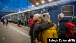 Az orosz–ukrán háború elől menekülő emberek Budapesten, a Nyugati pályaudvaron 2022. március 3-án reggel