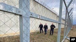 Zatvorski čuvari pregledaju ogradu zatvora u Gnjilanu, Kosovo, 17. decembar 2021.
