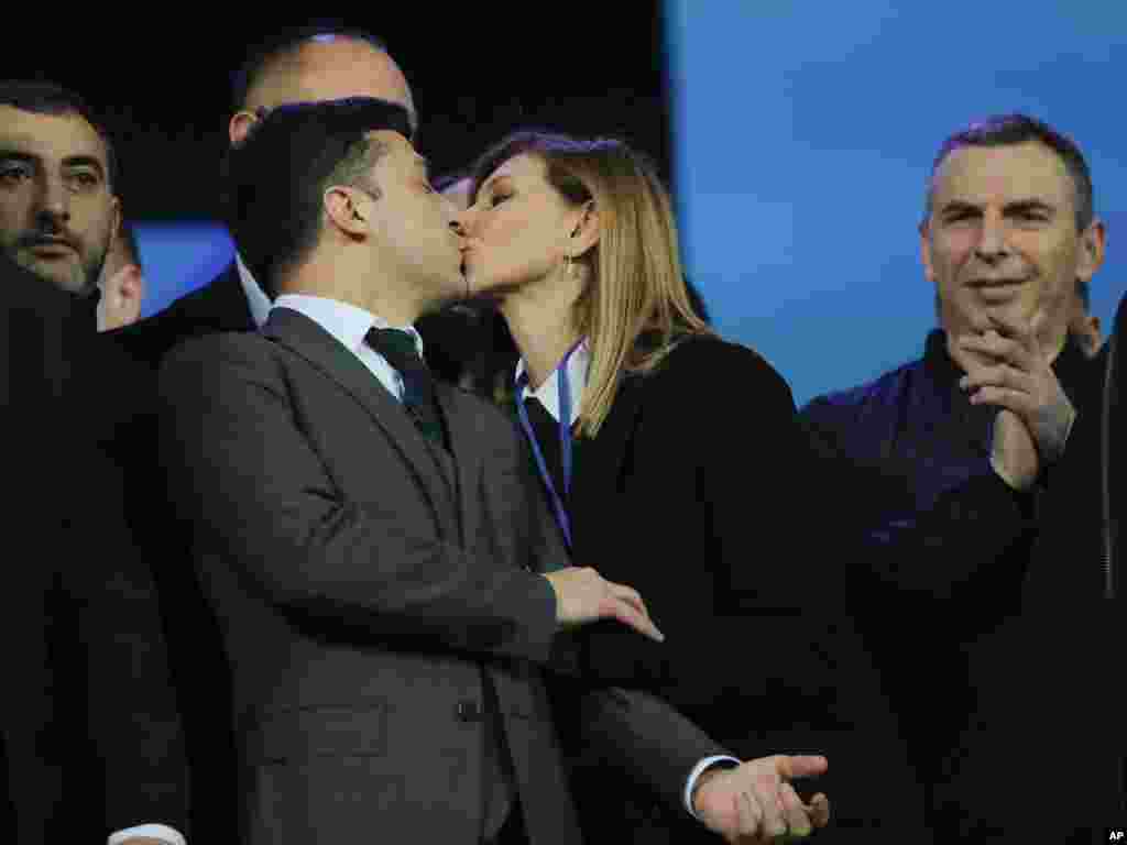 Annak ellenére hogy sokak szerint ő Oroszország első számú célpontja, családjával Kijevben maradt, ahonnan rendszeresen tájékoztatja az ukrán polgárokat videóüzenetben