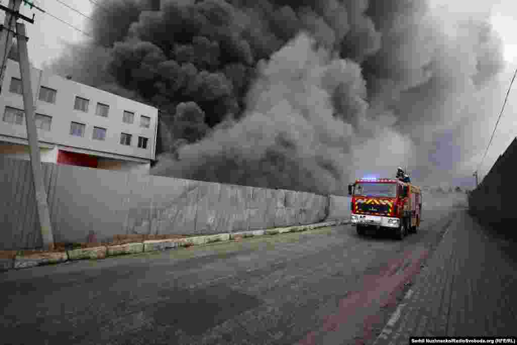 Снаряд потрапив у складське приміщення, сталася пожежа на складі й в адміністративній будівлі.&nbsp;Село Чайки, Київська область, 3 березня 2022 року &nbsp;