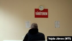 Egy férfi várakozik az oltást követően a miskolci kórház oltópontján 2022. március 2-án