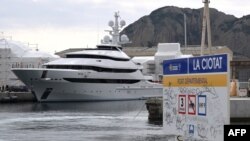 Az Amore Vero a Marseille-hez közeli La Ciotat kikötőjében, Franciaországban 2022. március 3-án