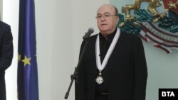 Хикмет Мехмедов при получаването на орден “Стара планина” първа степен.