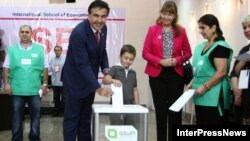 Михеил Саакашвили с семьей на избирательном участке в Тбилиси
