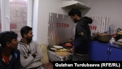 Кыргызстанга иш издеп келген бангладештиктер Бишкектеги батирде.