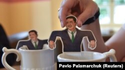 Львов шаарындагы кафеде кардарларга Владимир Зеленскийдин сүрөтү бар көк чай сунушталууда. Украина. 16.5.2019.