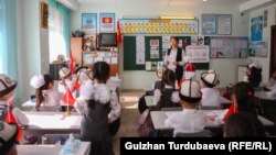 Кыргызстандагы мектептердин бири. Иллюстрациялык сүрөт.