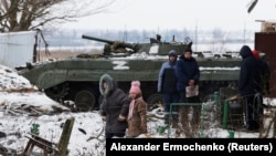 Украинанын Волновахи шаарынын тургундары Z тамгалуу танканын алдында. Украинанын Донецк облусу, 2022-жыл, 11-март.