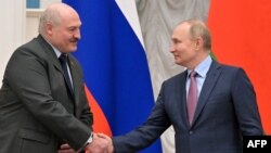 Українська сторона, зі свого боку, вказує на те, що «під час термінової зустрічі з Володимиром Путіним Олександр Лукашенко заявив, що вони погодилися залишити російські війська в Білорусі»