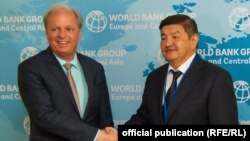 Акылбек Жапаров Дүйнөлүк банктын кеңсесинде. 