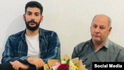 امین انصاری‌فر (راست) و آرمان انصاری‌فر، پدر و برادر فرزاد انصاری‌فر، از کشته‌شدگان آبان ۹۸ پس از آزادی موقت از زندان بهبهان