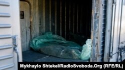 Тіла 12 загиблих російських солдатів у вагоні-рефрижераторі на вокзалі Вознесенськ.
Україна, 16 березня 2022 року