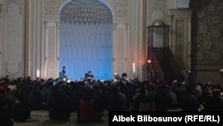 Максатбек Токтомушев "Махмуд Кашкари" мечитинде баян айтып жатат.