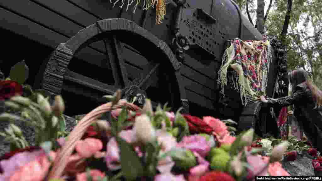 Учасниця акції пам&#39;яті пов&#39;язує циганську хустку, як символ пам&#39;яті про безневинних жертв