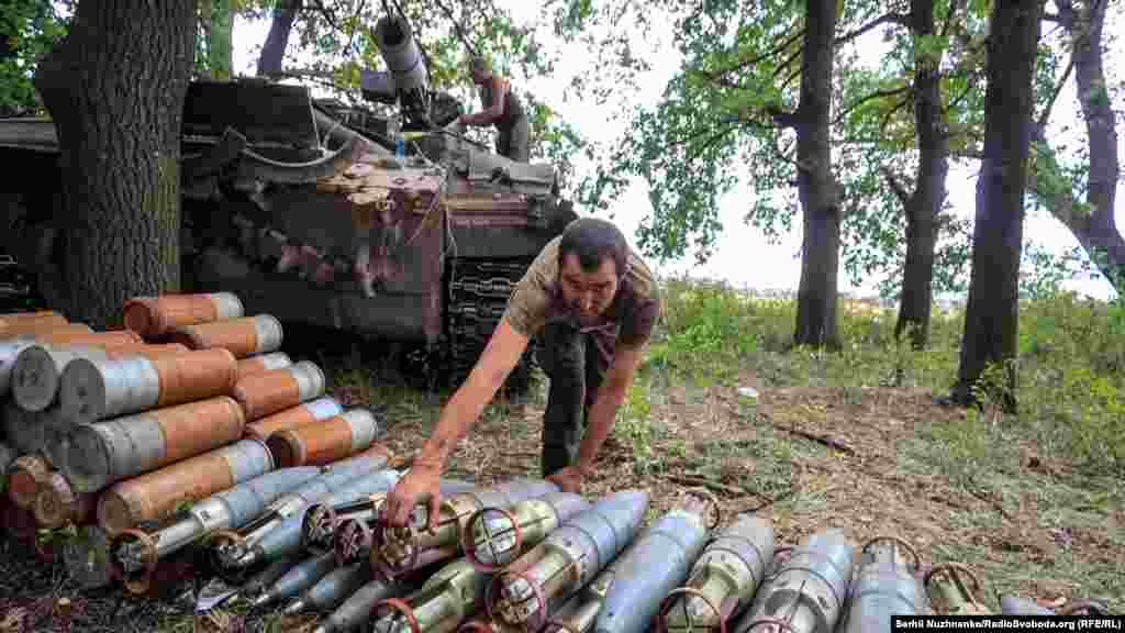 По пукањето, тенковите се испраќаат на задната позиција за да бидат наполнети со муниција