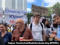 Акція під приміщенням Галицького суду на підтримку волонтерів