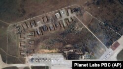 Imagine din satelit a bazei aeriene ruse de la Soki arată rămășițele unor avioane de luptă distruse. Nu este clar cine și ce a cauzat exploziile. Ce este însă clar acum e că pozițiile ruse din peninsula Crimeea de la Marea Neagră sunt vulnerabile.