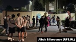 Низовскийдин тарапташтары. УКМКнын имаратынын алды. Бишкек. 9-август, 2022-жыл. 